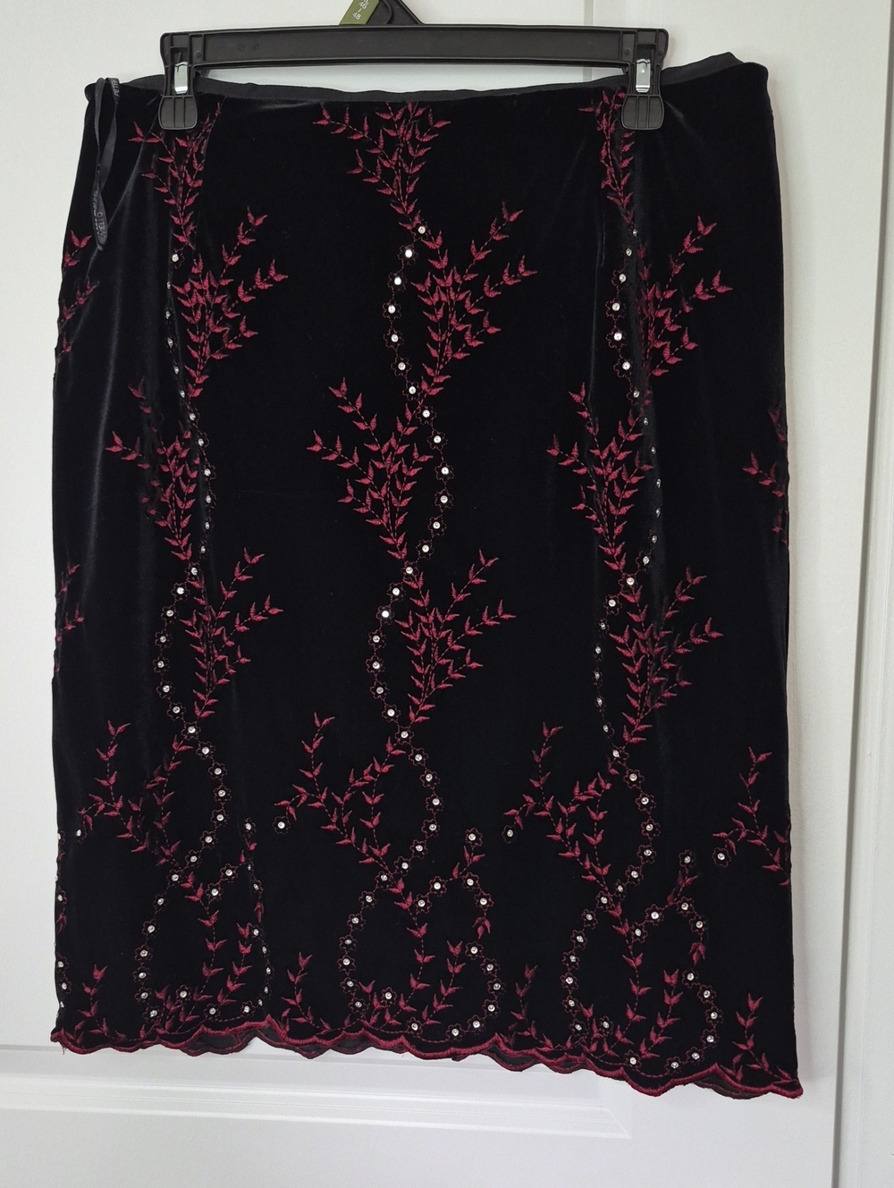 Chetta B Women's Black Velvet Pencil Skirt with Red Embroidery Size 14